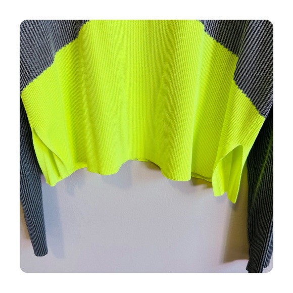 ★ Under Amour Color Block Lightweight Sweater ★ - Picture 13 of 15